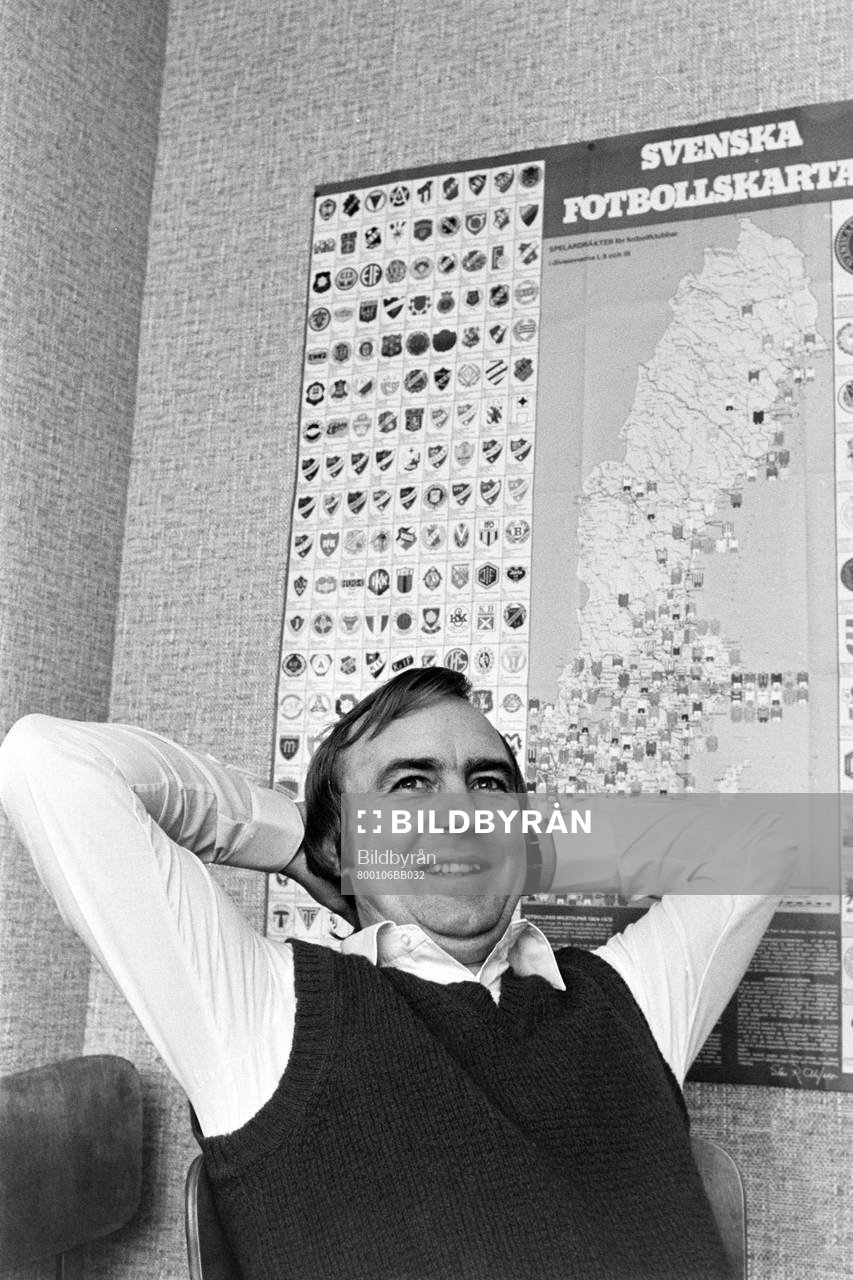 Bo Nilsson, tränare i Mjällby på sitt kontor