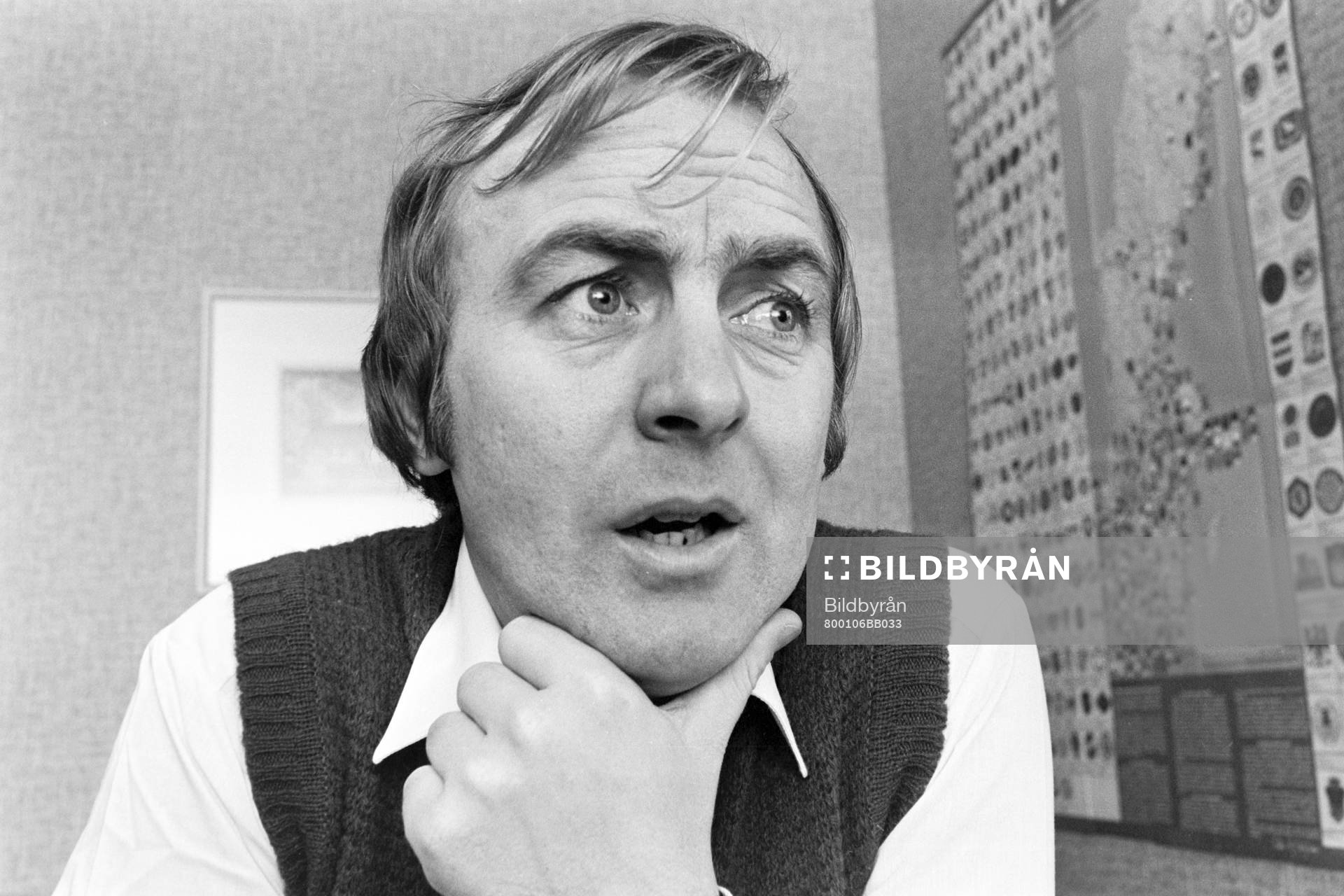 Bo Nilsson, tränare i Mjällby på sitt kontor