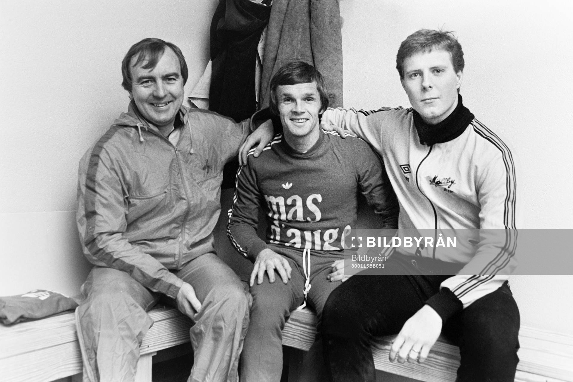 Bo Nilsson, tränare i Mjällby med sina nyförvärv Anders