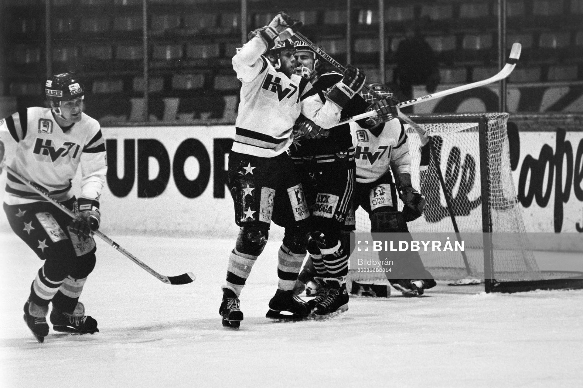 Kamp framför Hannu Lassila, målvakt i HV71