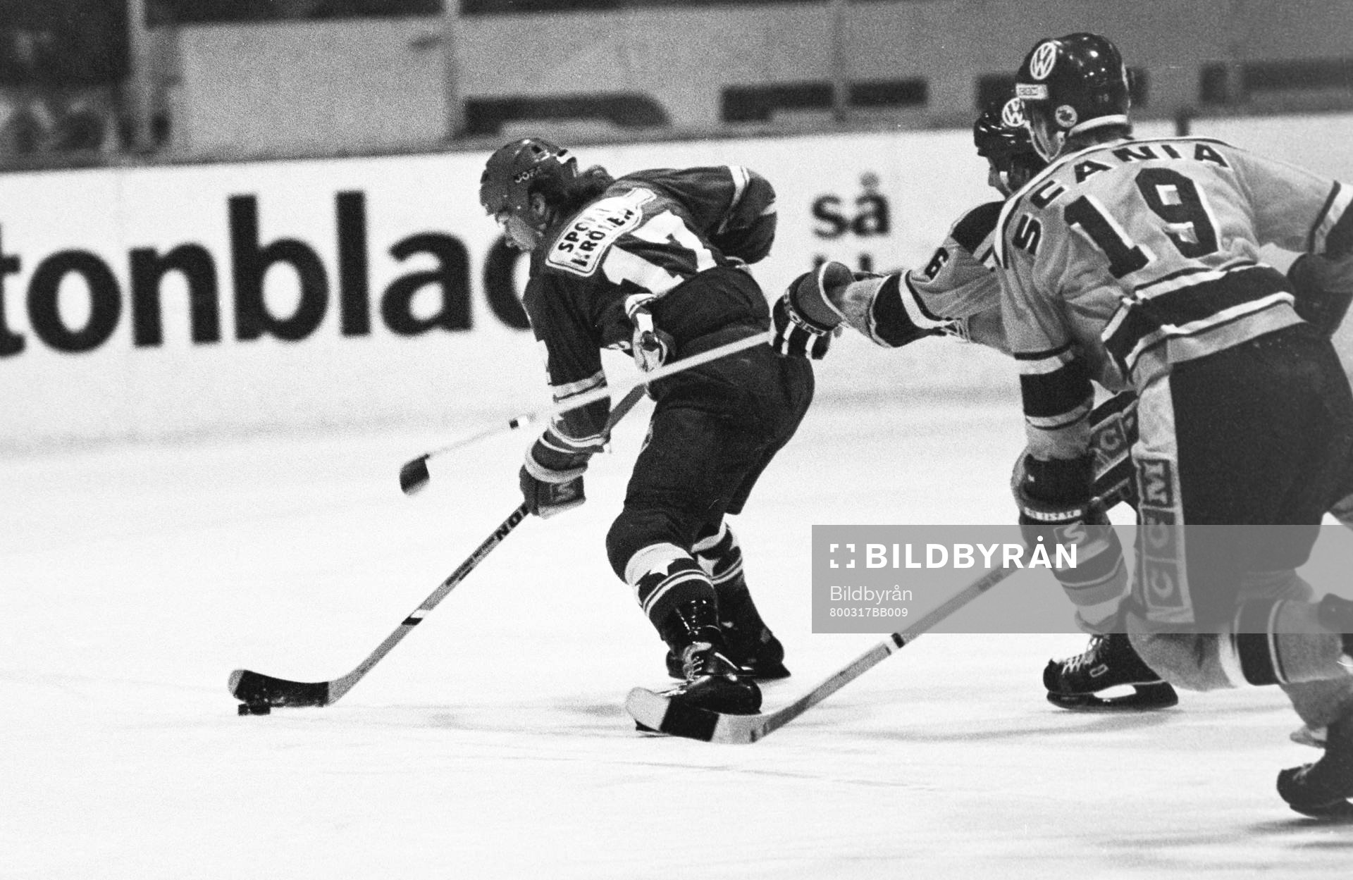 En hammarbyspelare fri med pucken