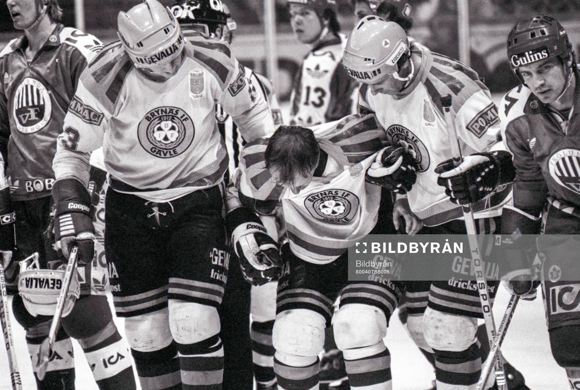 En skadad brynässpelare får hjälp av banan