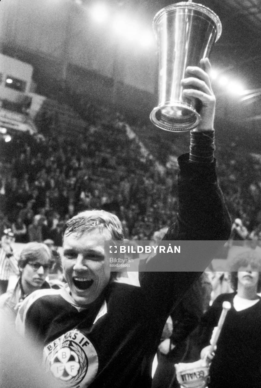 Brynäs lagkapten Jan-Erik Silverberg med pokalen