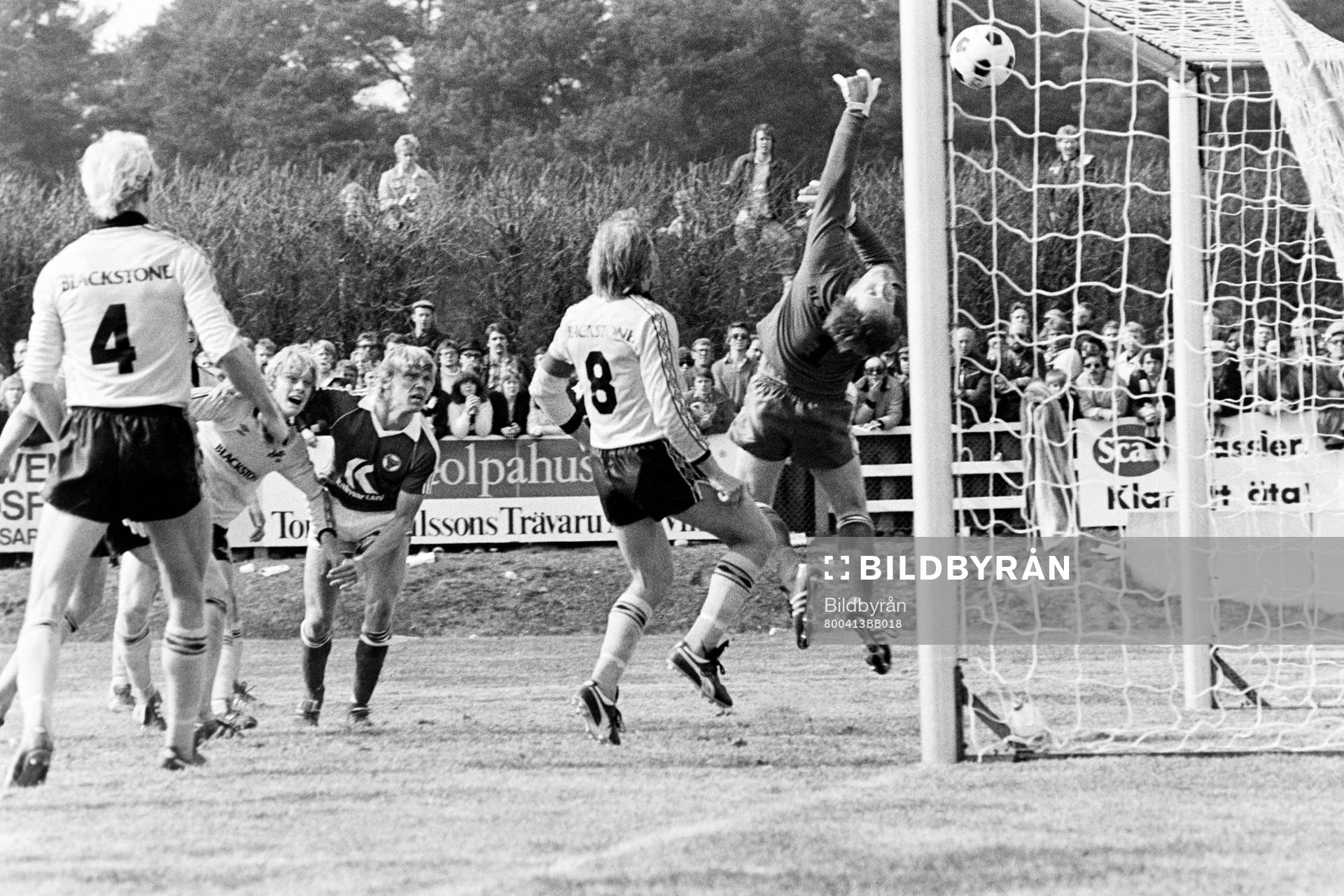 Thomas Sunesson gör 1-0 till Kalmar och mjällbys målvakt