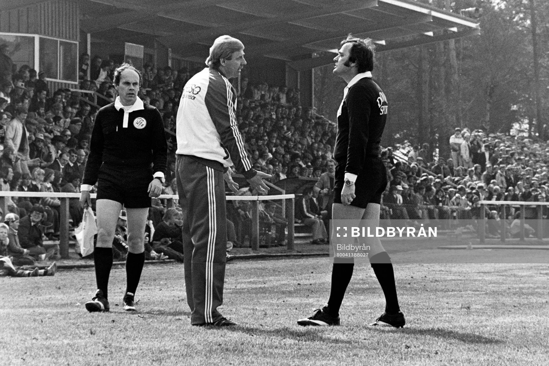 Kalmars tränare Bo Falk i diskussion med domare Lars-Åke