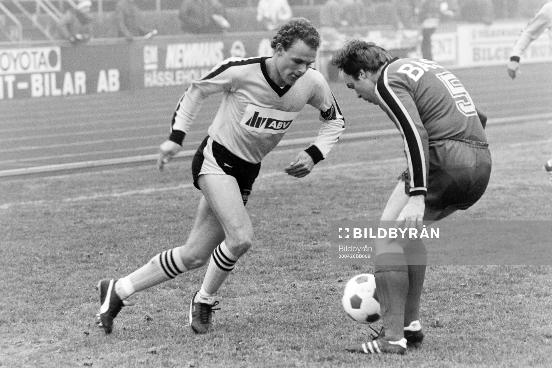 Hässleholms Peter Malm i dribblingstagen mot häckens Roy
