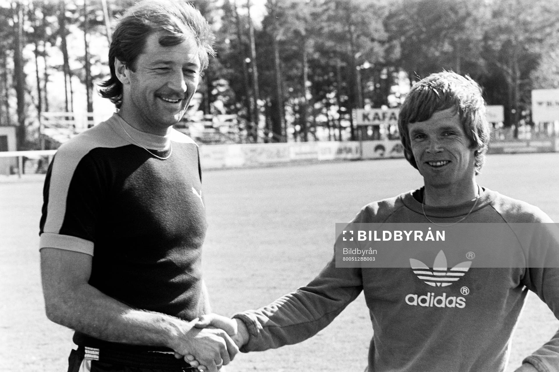 Fotboll, Allsvenskan, Mjällby, Träning: Frank Worthington hälsas välkommen till klubben av Anders Linderoth.