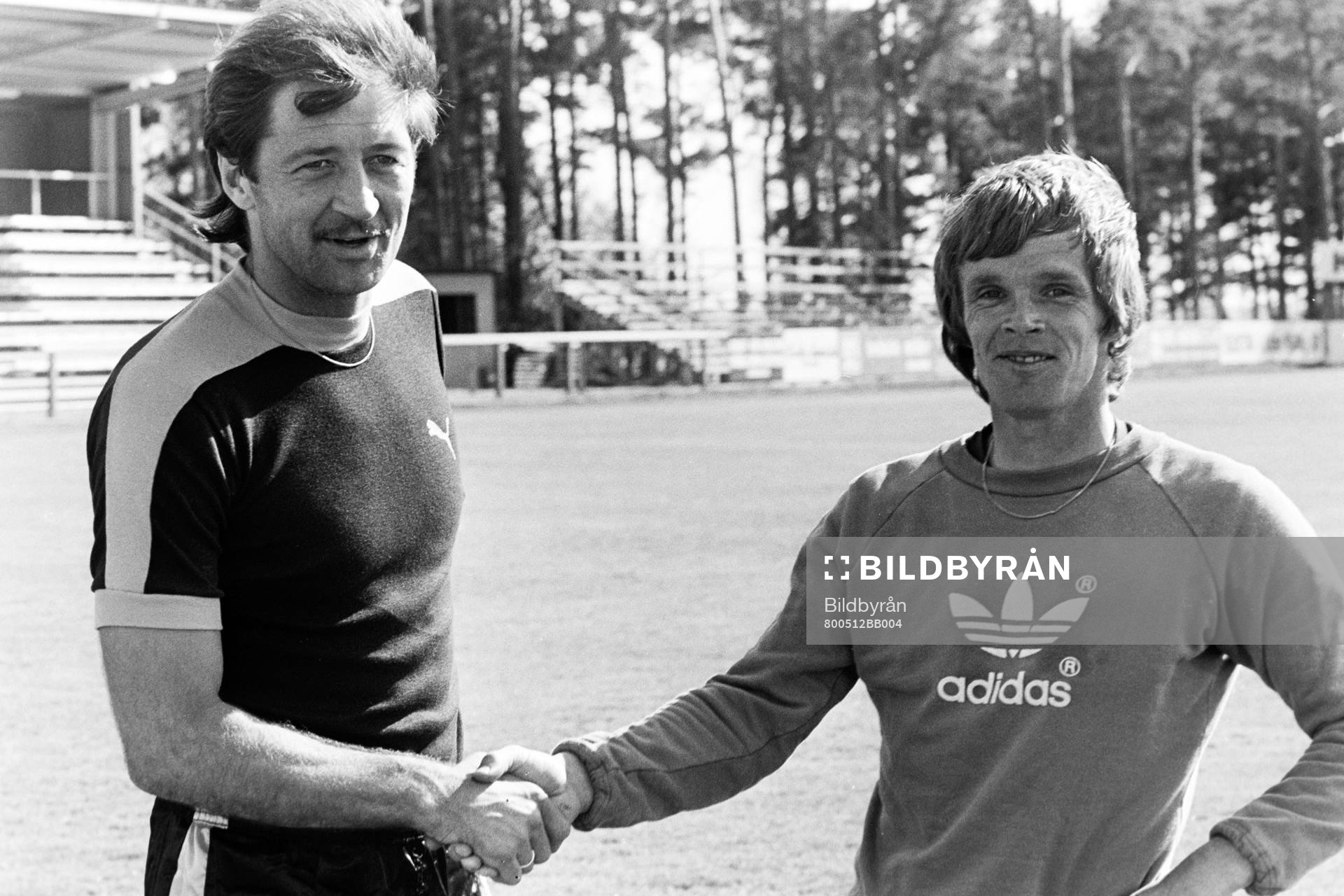 Fotboll, Allsvenskan, Mjällby, Träning: Frank Worthington hälsas välkommen till klubben av Anders Linderoth.