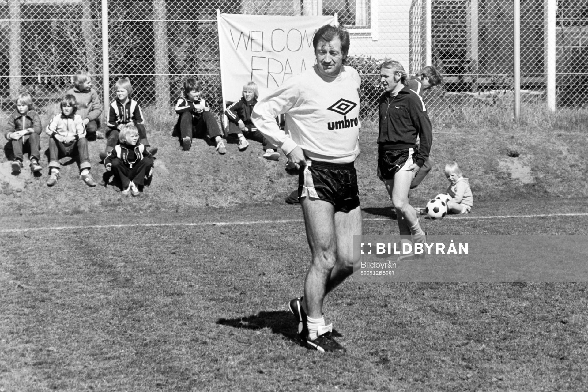 Fotboll, Allsvenskan, Mjällby, Träning: Frank Worthington under sin första träning i Mjällby.