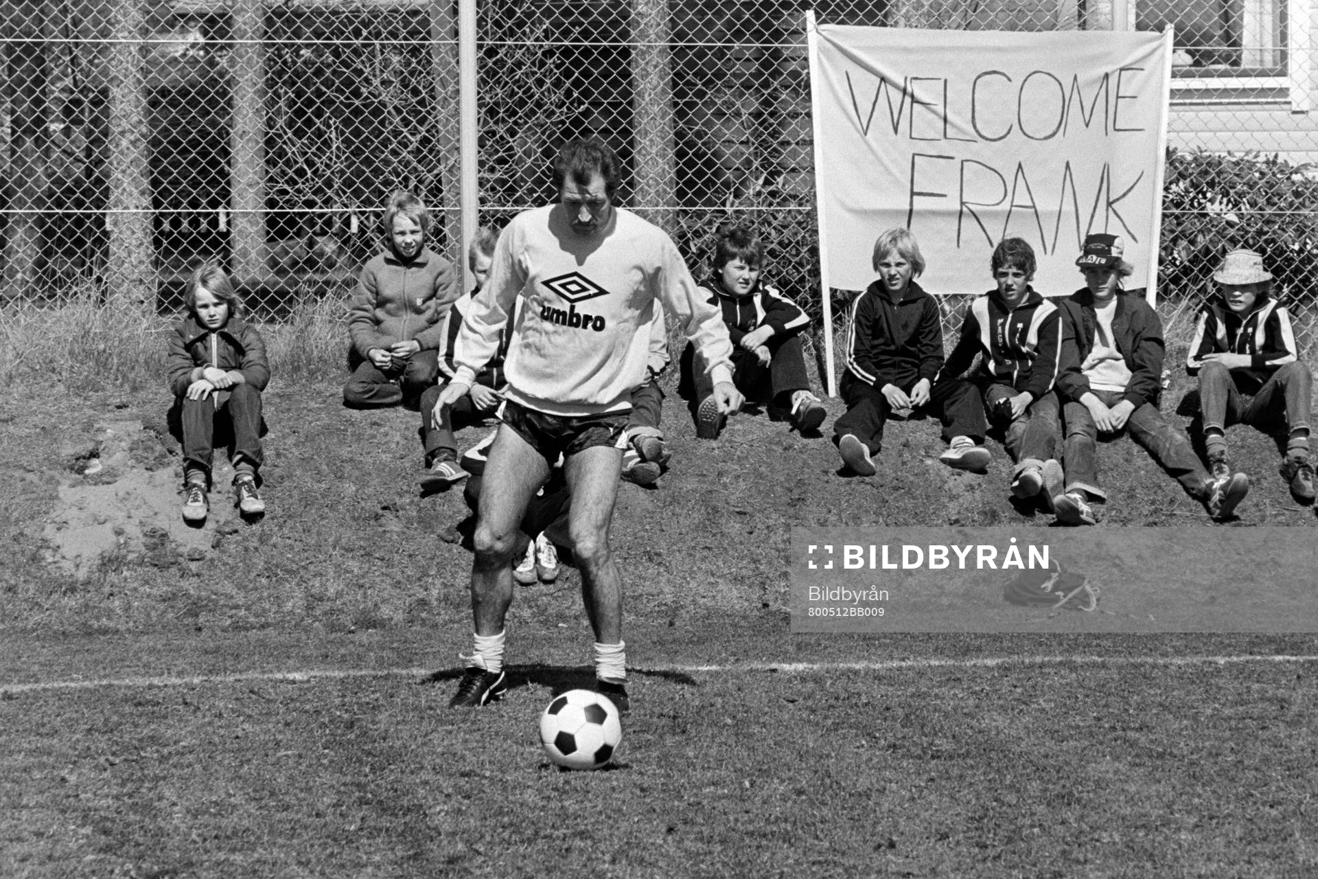 Fotboll, Allsvenskan, Mjällby, Träning: Frank Worthington under sin första träning i Mjällby.