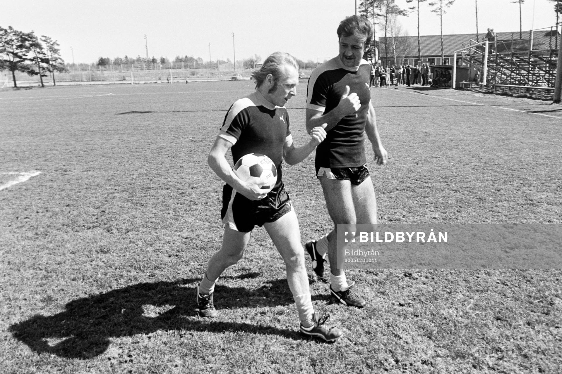 Fotboll, Allsvenskan, Mjällby, Träning: Sven-Bertil Andersson och Frank Worthington under hans första träning i Mjällby.