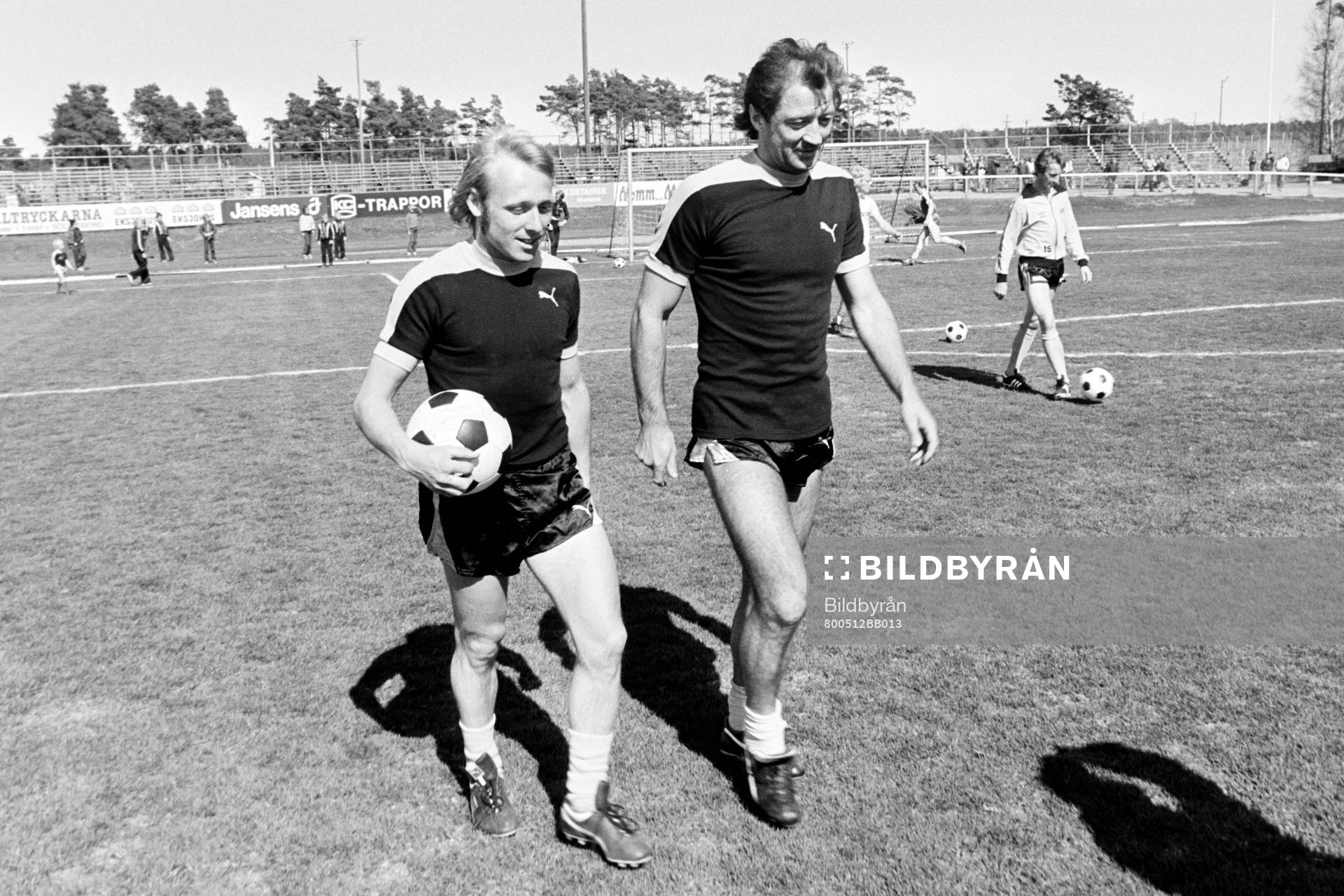 Fotboll, Allsvenskan, Mjällby, Träning: Sven-Bertil Andersson och Frank Worthington under hans första träning i Mjällby.