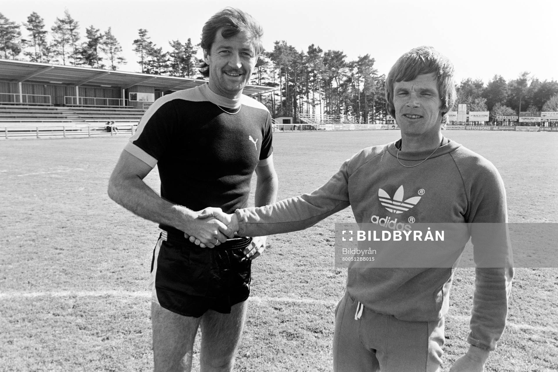 Fotboll, Allsvenskan, Mjällby, Träning: Frank Worthington hälsas välkommen till klubben av Anders Linderoth.