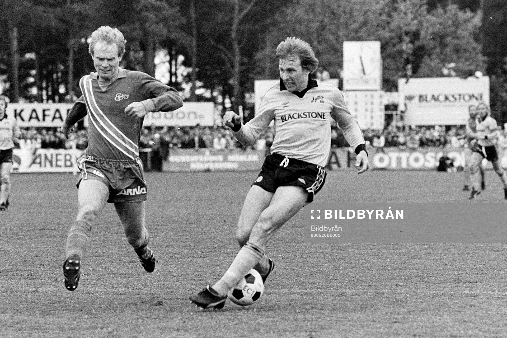 Bo Andersson, Mjällby med bollen utmanas av Stefan