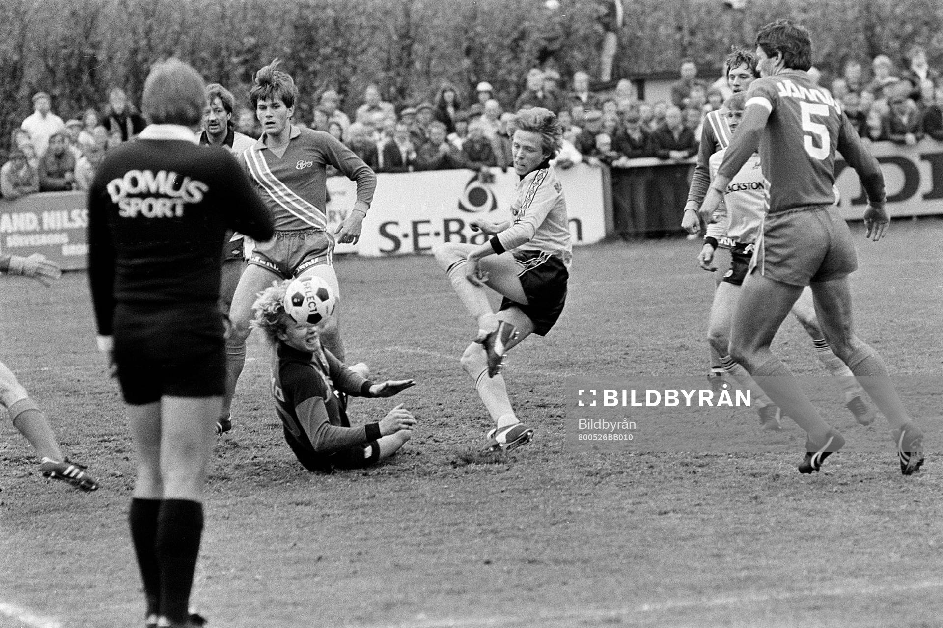  Peter Stridfeldt, Mjällby framför Roger Svensson, målvakt i Elfsborg.