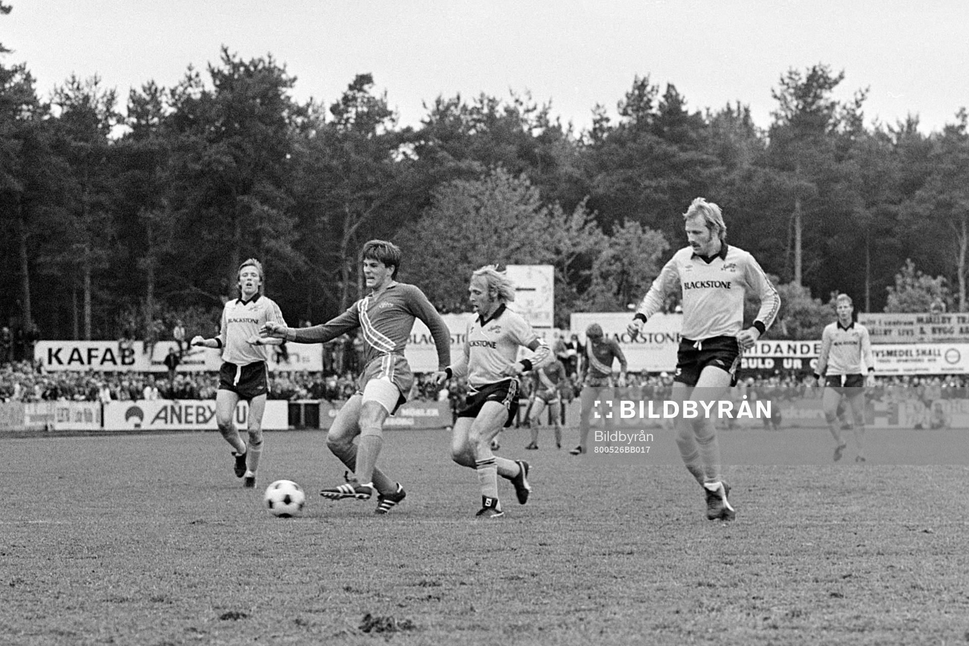 Elfsborgs Hans-Olof Gustavsson uppvaktas av mjällbys