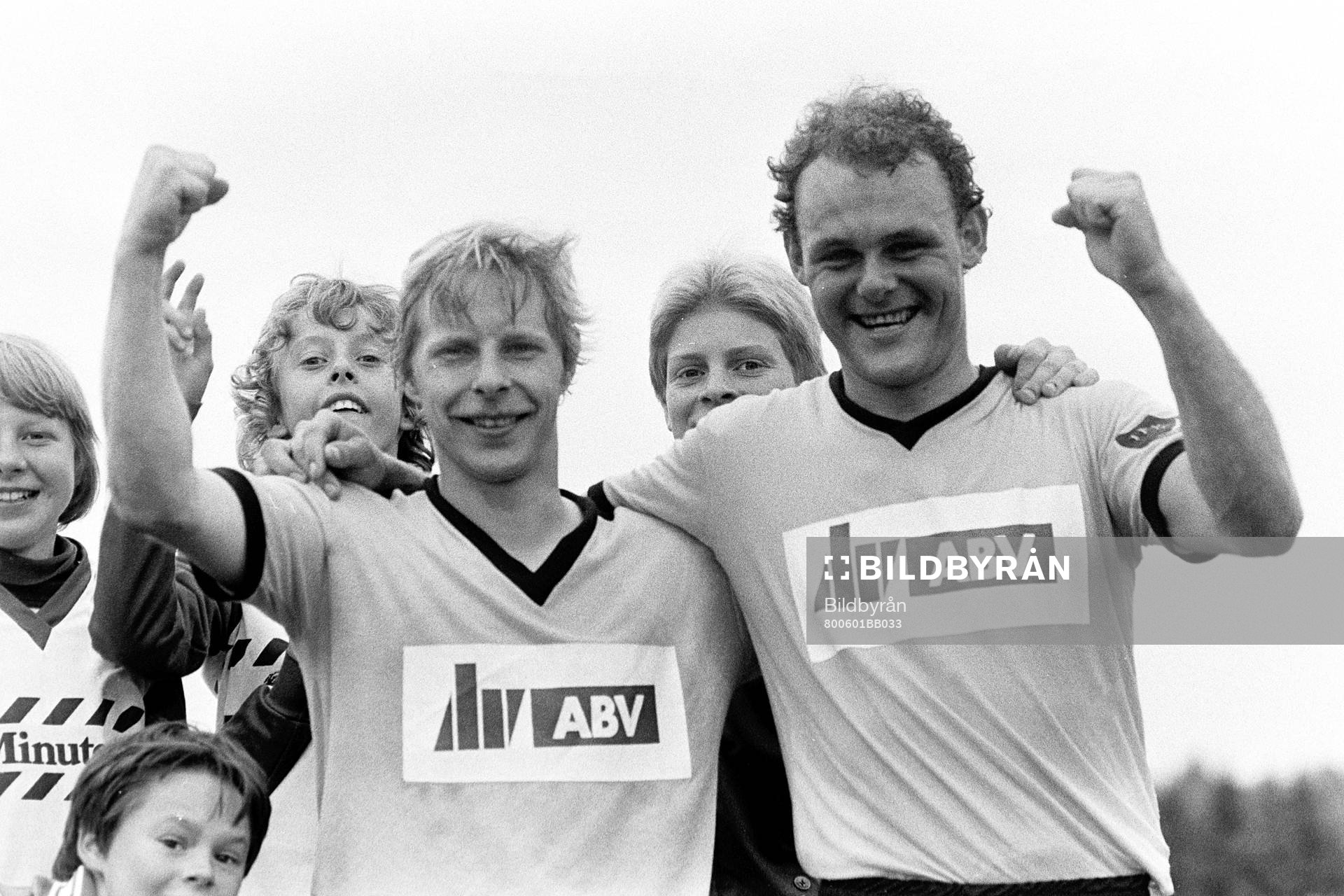 Hässleholms målskyttar Leif Nilsson och Peter Malm jublar