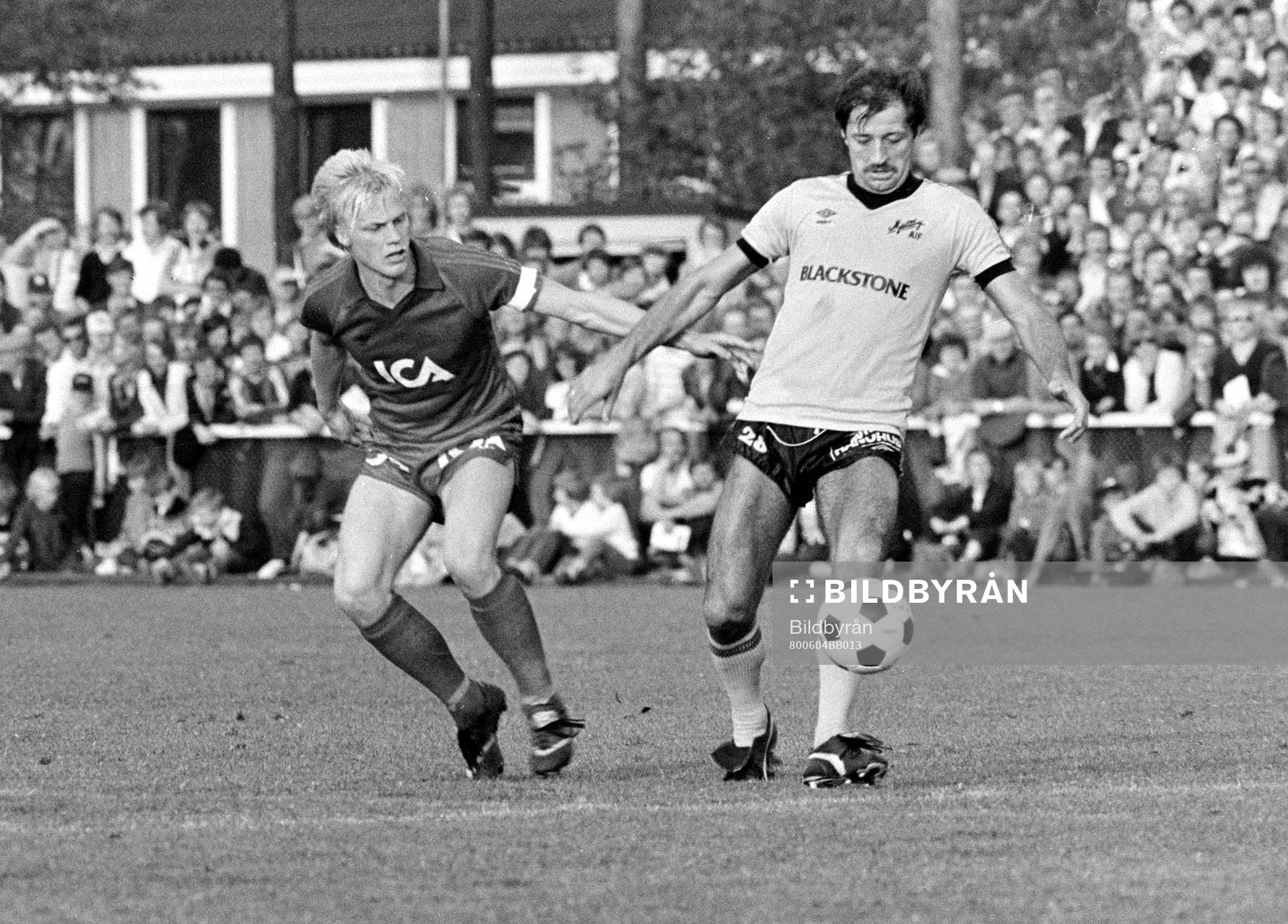  Greger Hallén, Öster och Frank Worthington, Mjällby med bollen.