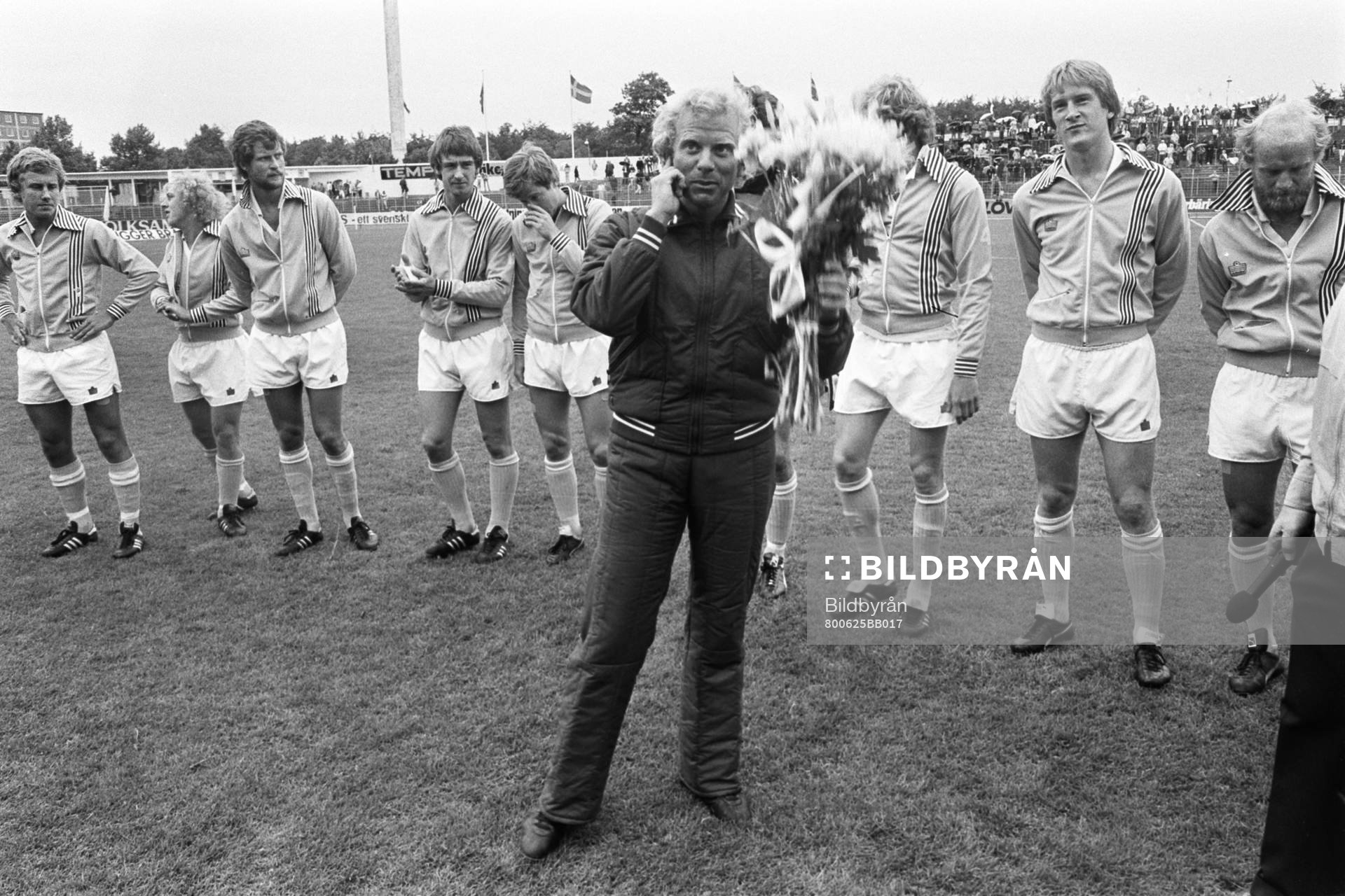  Eric Persson tackar av Bob Houghton efter den sista matchen i Malmö FF.
© Bildbyrån - 4672