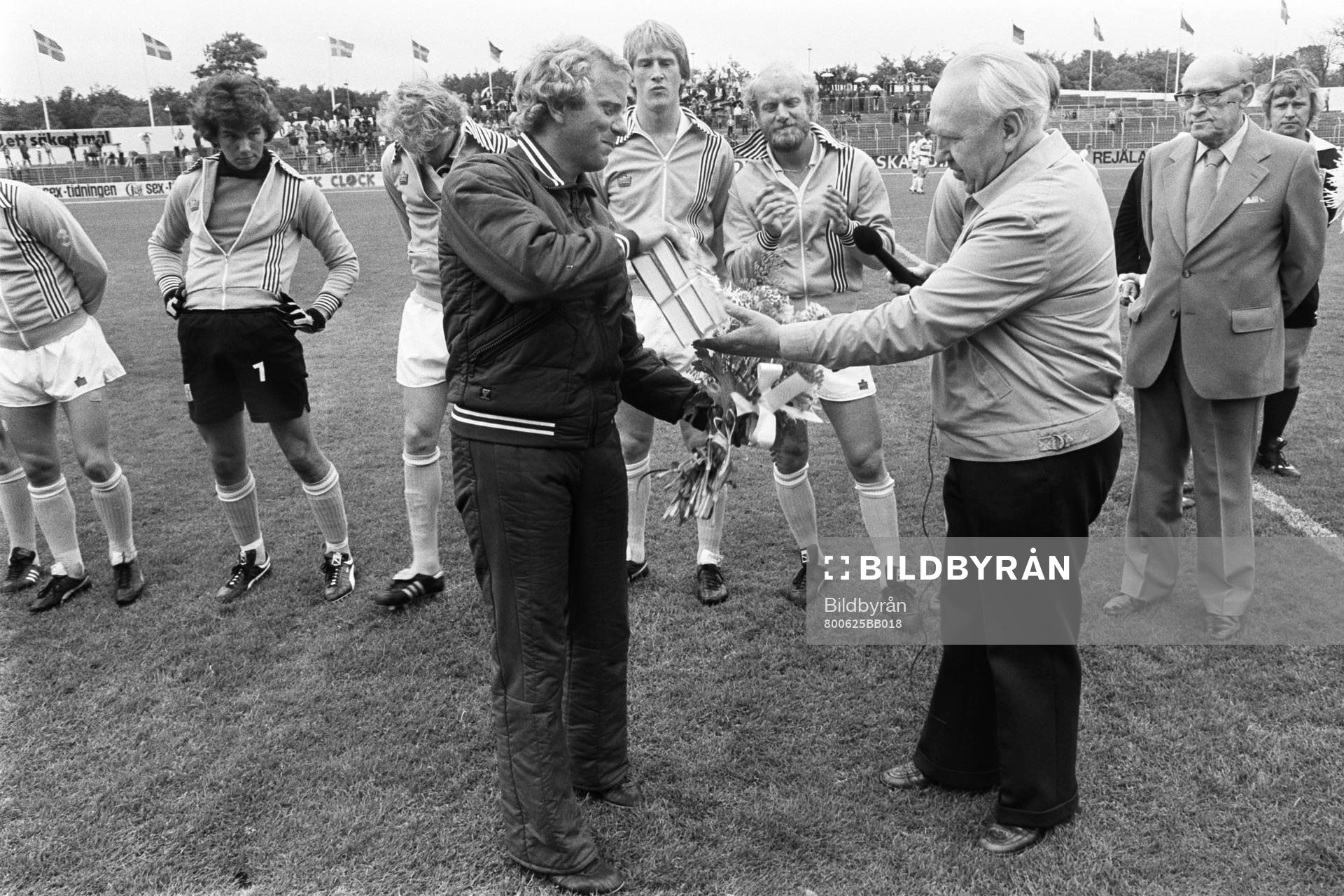 Bob Houghton tackas av