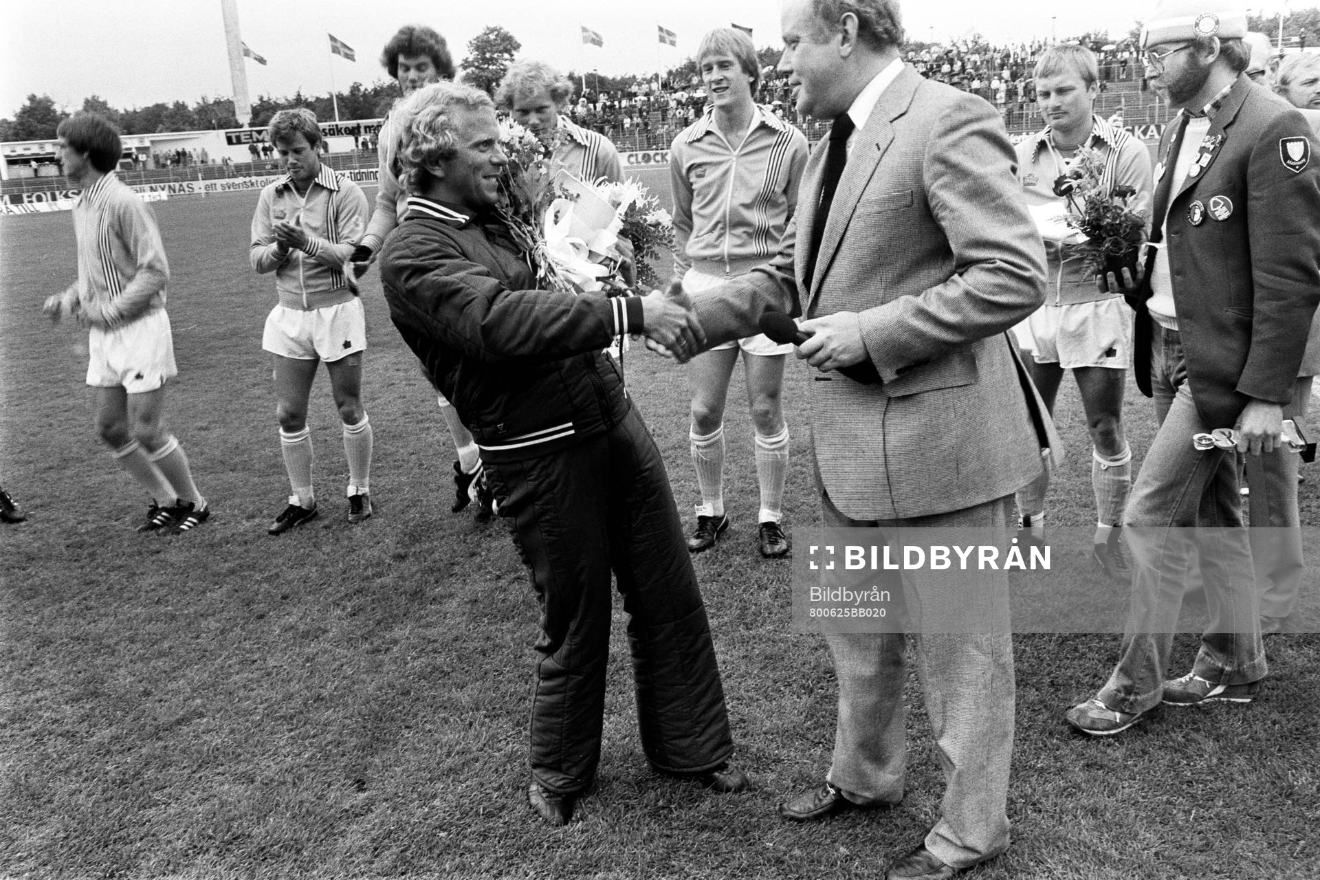 Bob Houghton tackas av