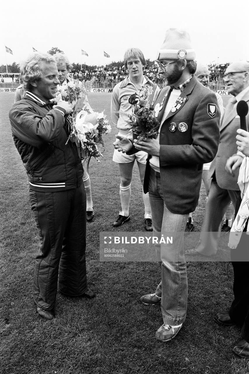 Bob Houghton tackas av
