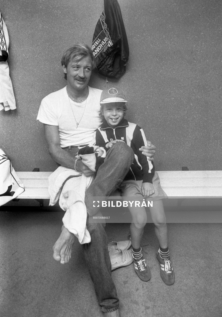 Frank Worthington, Mjällby med en ung supporter