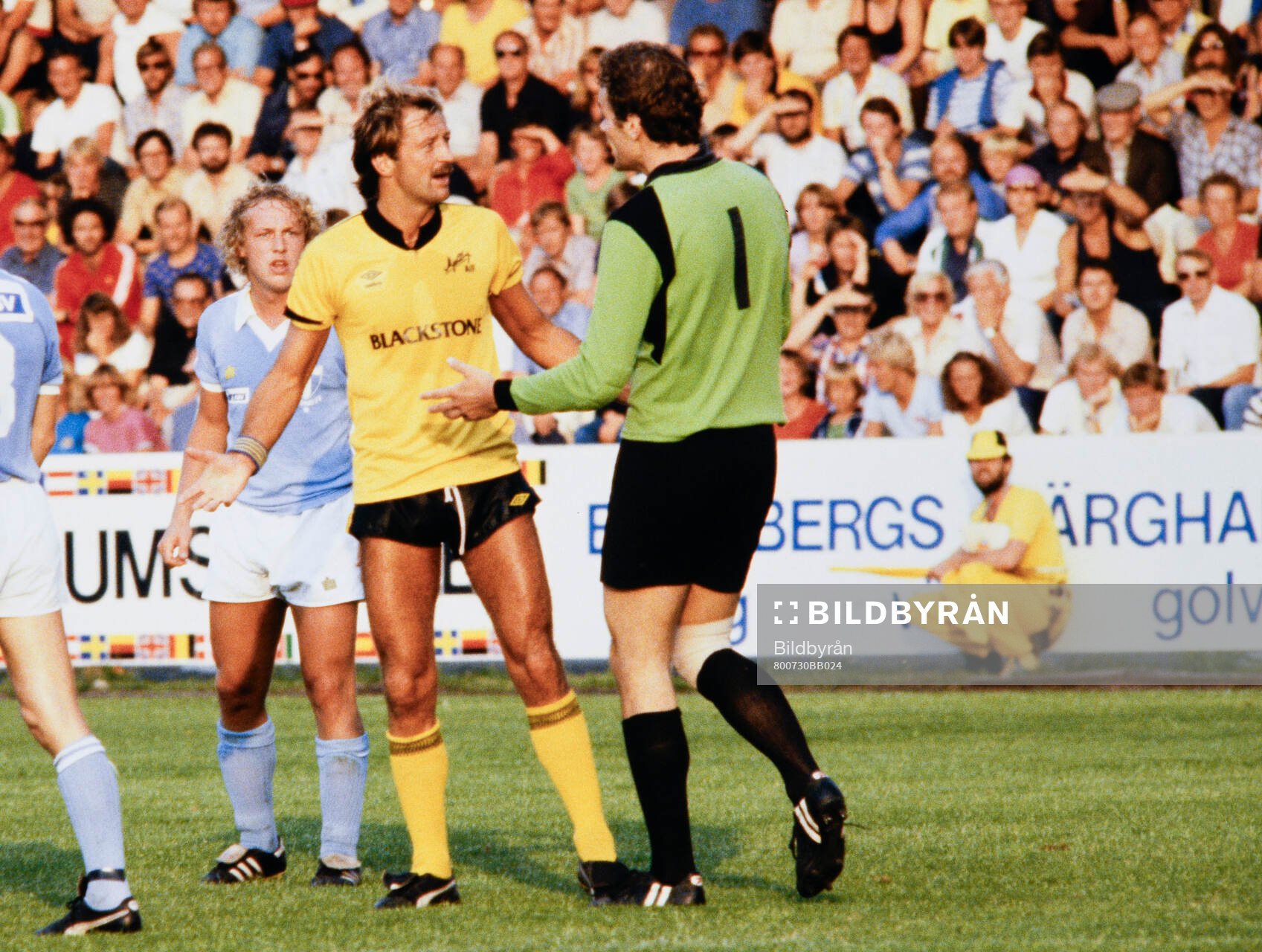 Mjällbys Frank Worthington pratar med Malmös målvakt Jan