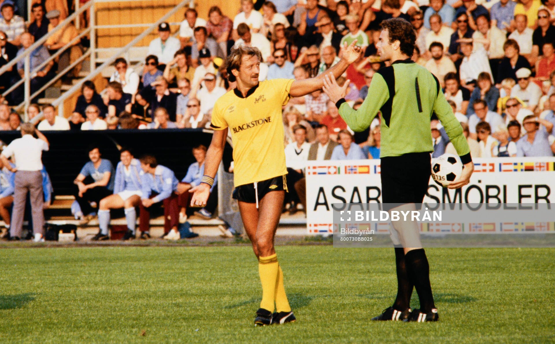 Mjällbys Frank Worthington pratar med Malmös målvakt Jan