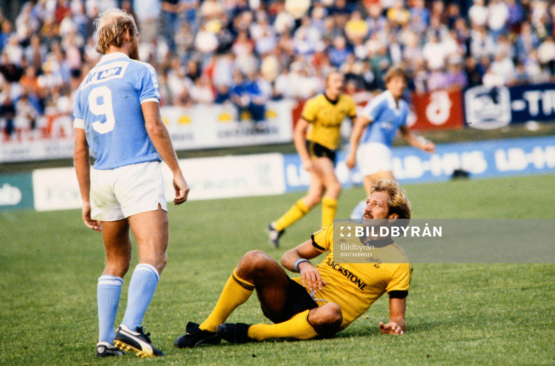Mjällbys Frank Worthington tittar på Malmös Thomas