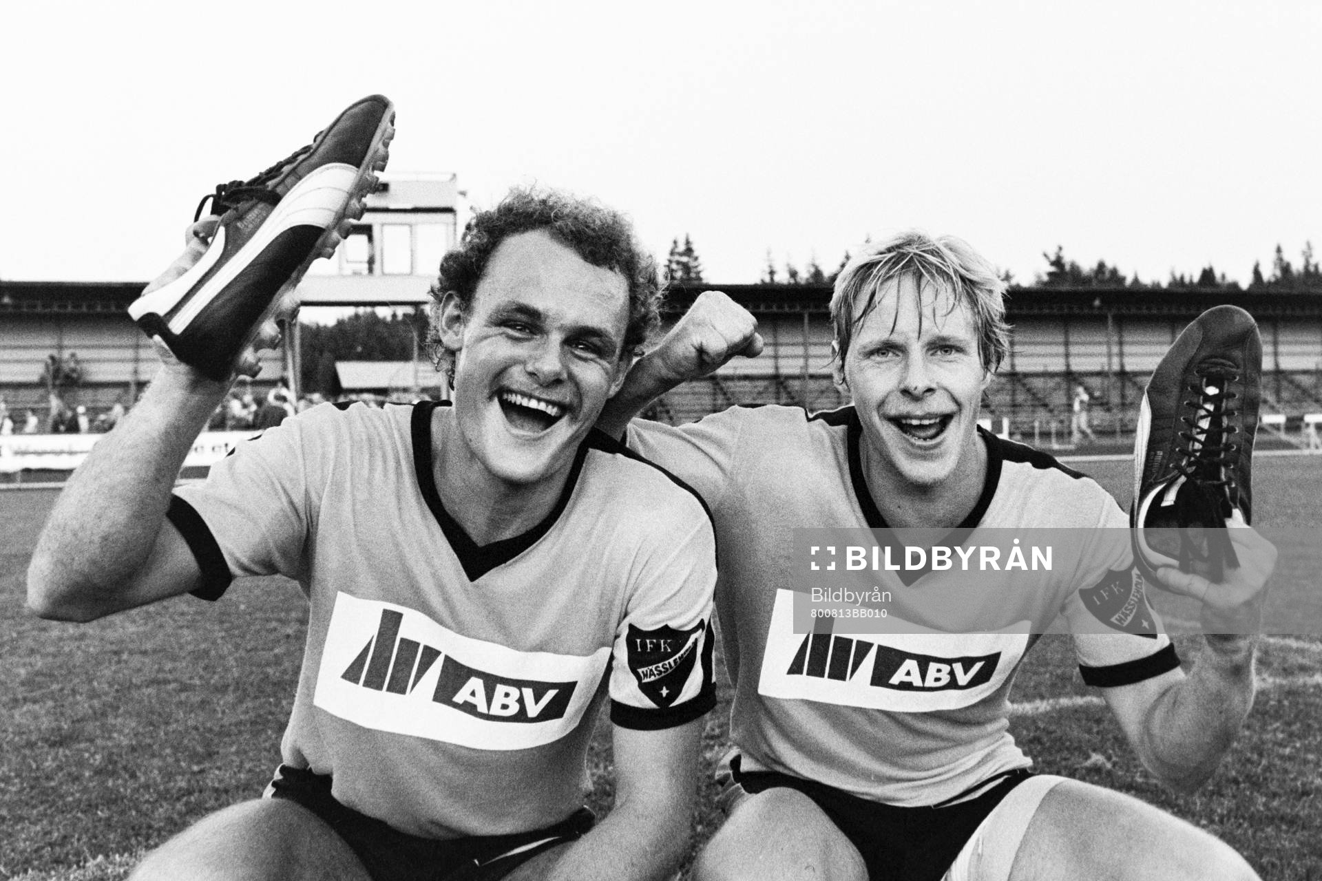 Hässleholms målskyttar Peter Malm och Leif Nilsson jublar