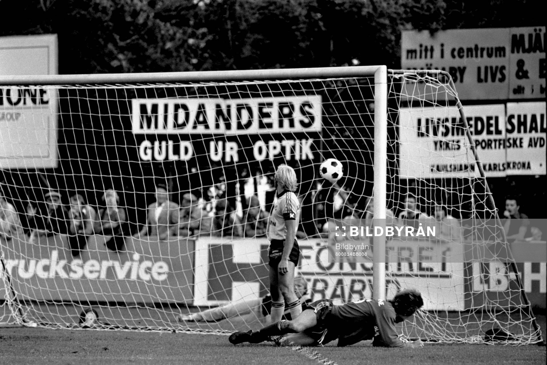 Mjällbys Sven-Bertil Andersson ser bollen i nätmaskorna