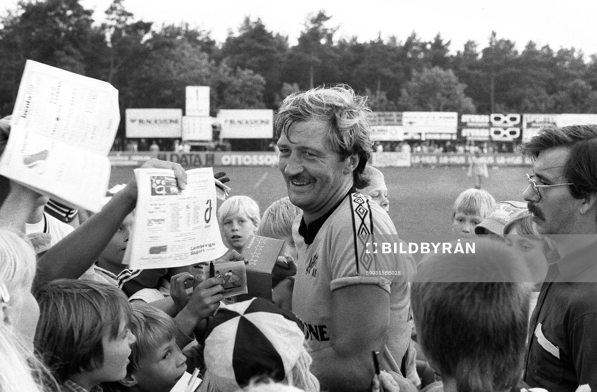 Frank Worthington, Mjällby, skriver autografer