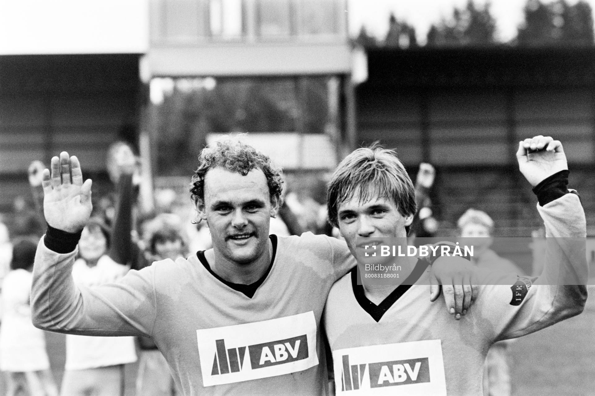 Hässleholms målskyttar Peter Malm och Bo Eriksson jublar