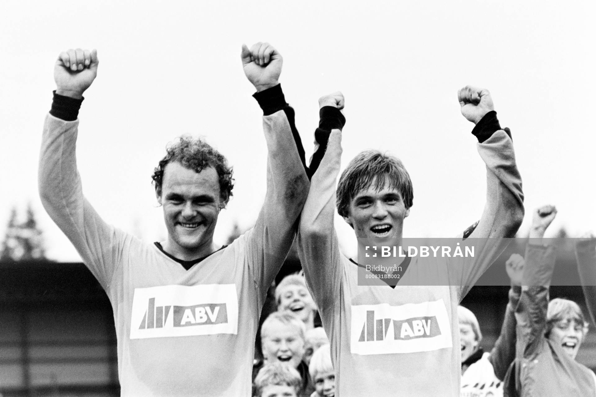Hässleholms målskyttar Peter Malm och Bo Eriksson jublar