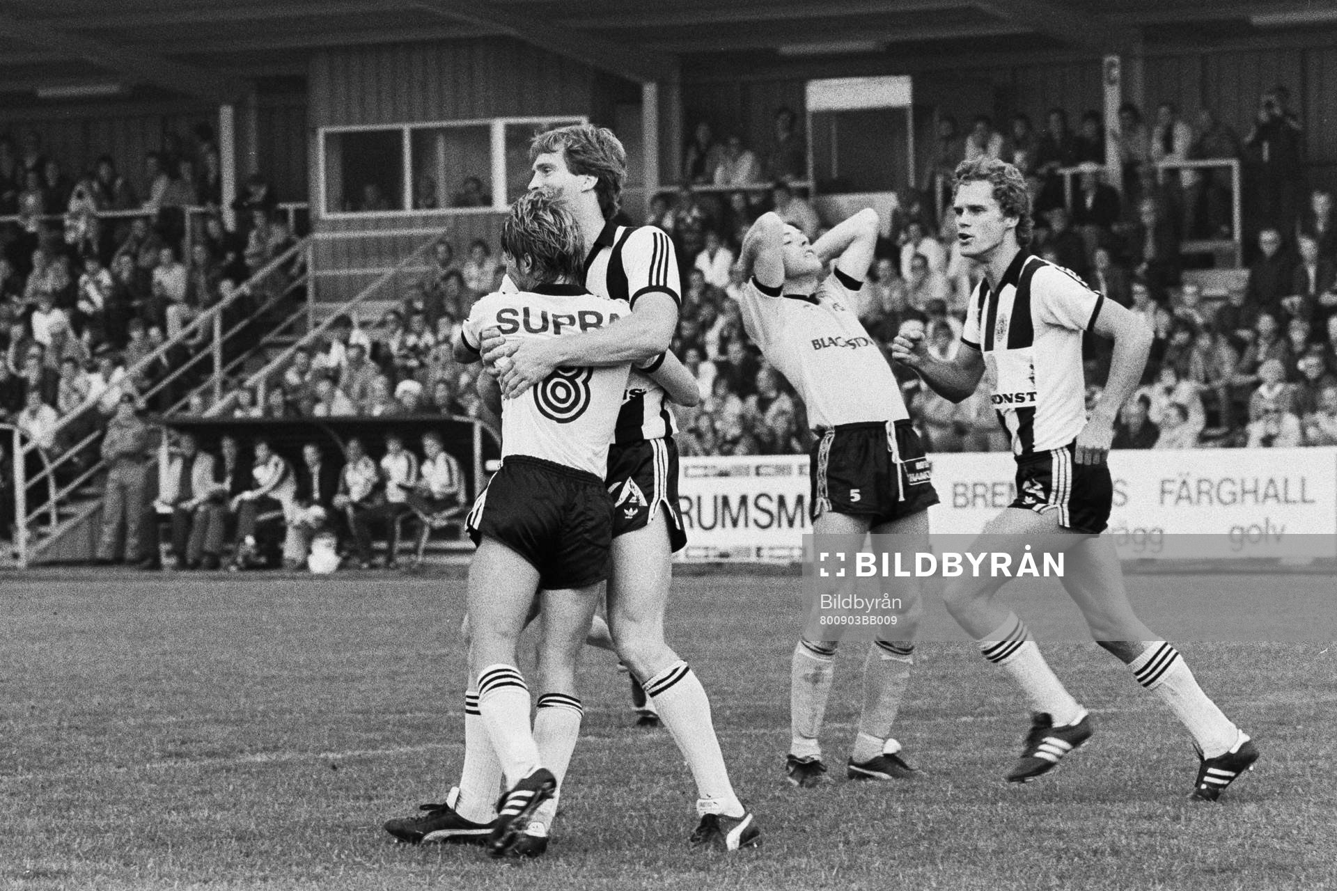  Sonny Johansson och Landskrona jublar efter mål. Till höger Mats Aronsson, Landskrona.