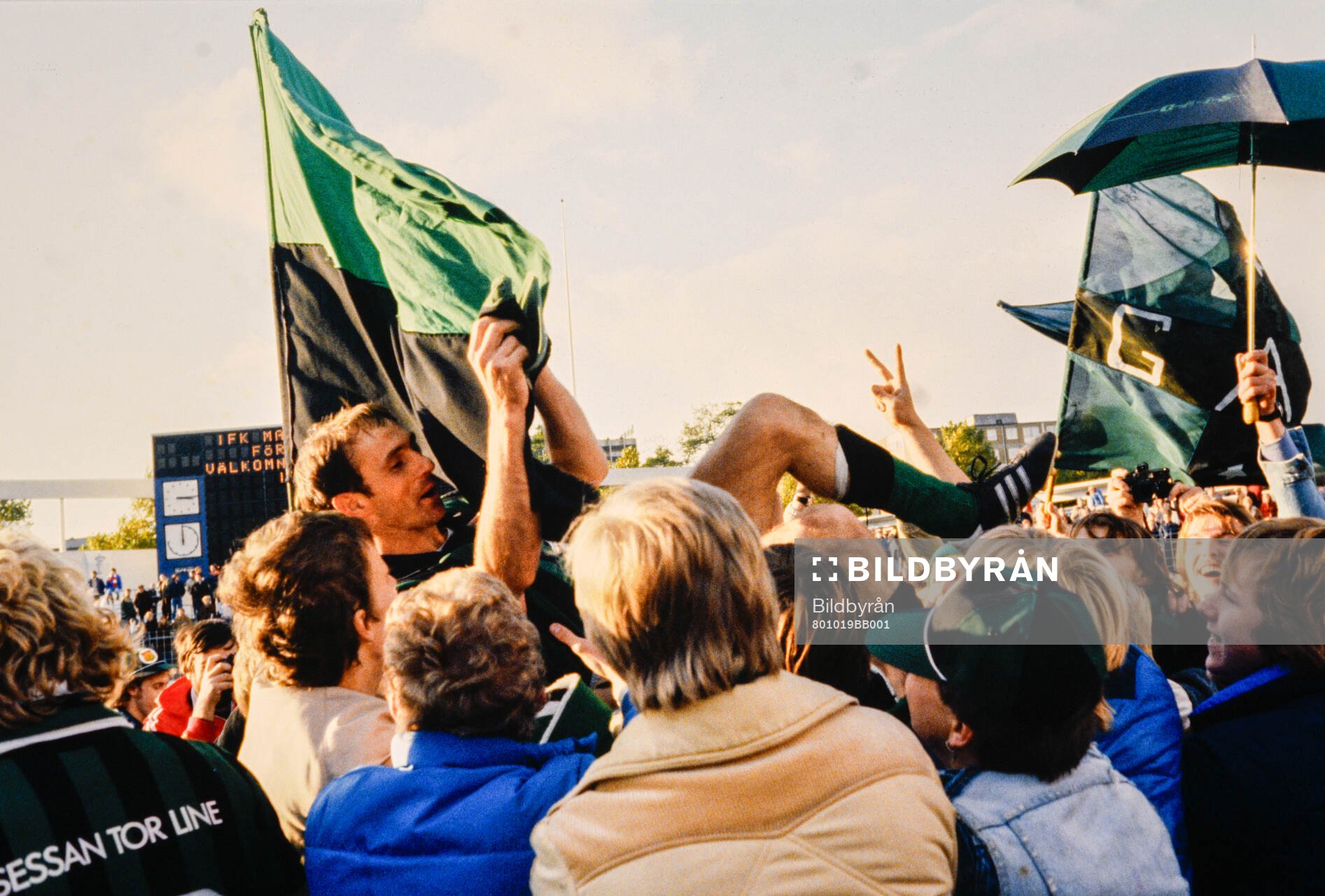 GAIS målskytt Sten Pålsson hissas av fans