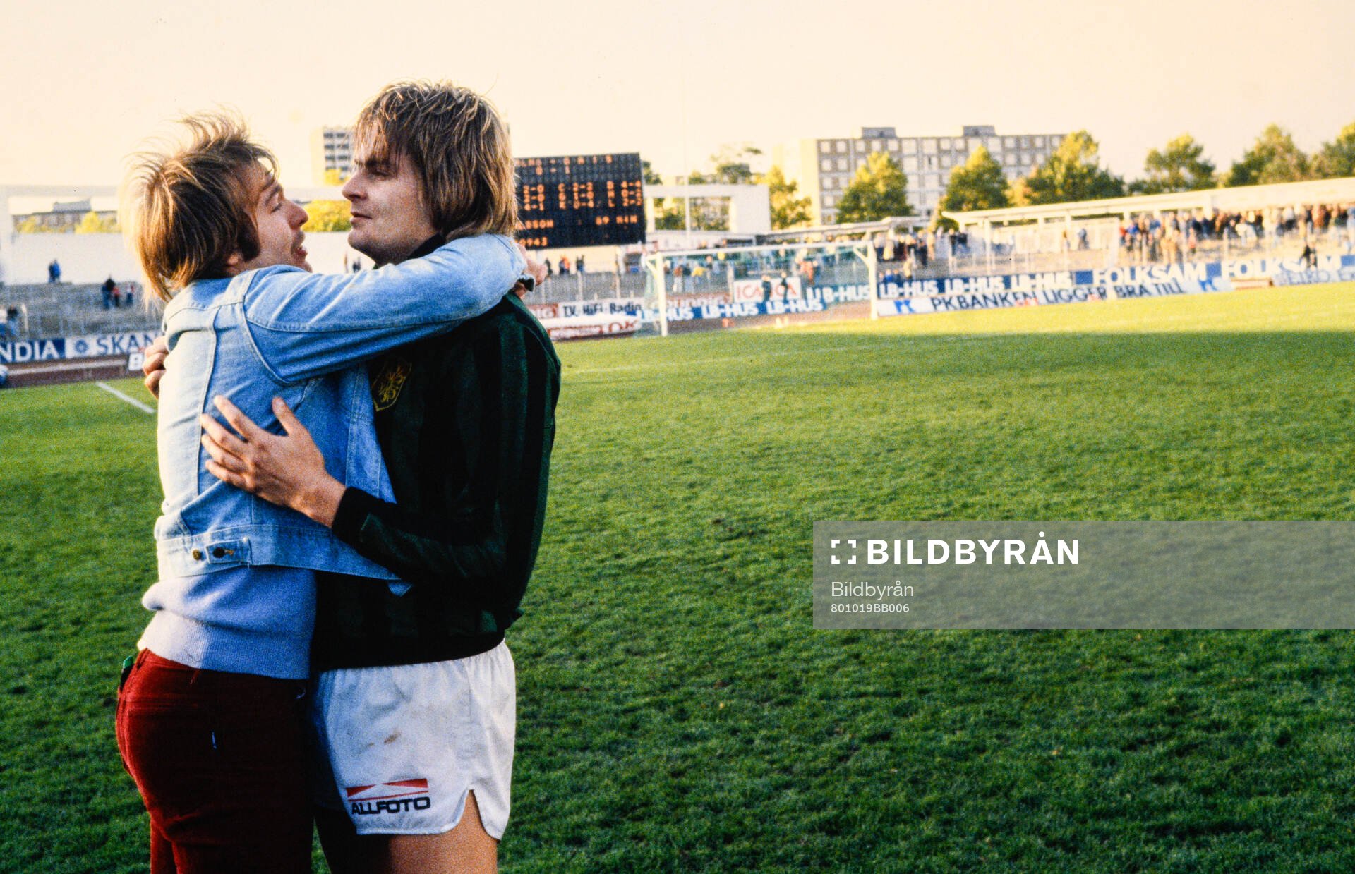 En GAIS-spelare kramas med en supporter