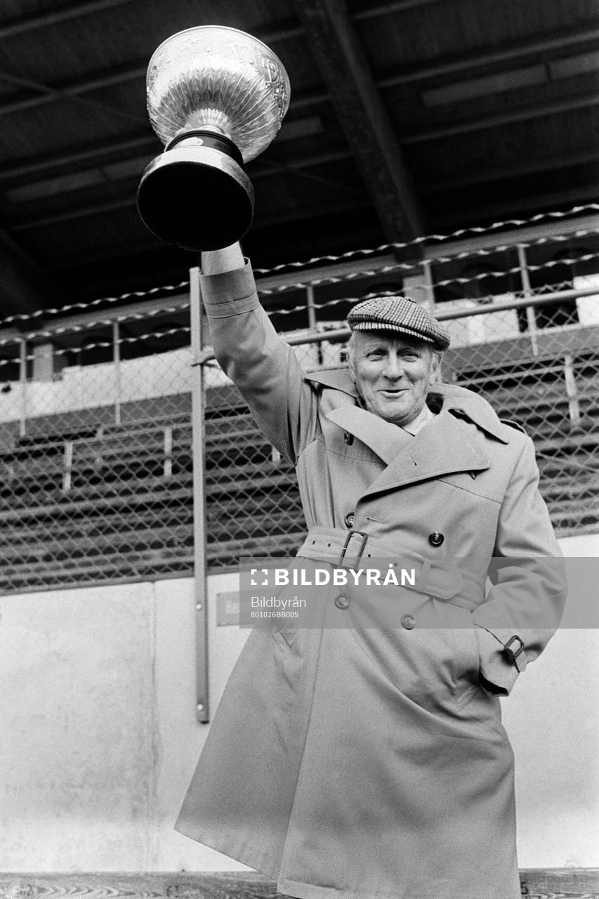 Stig Svensson, höjer pokalen