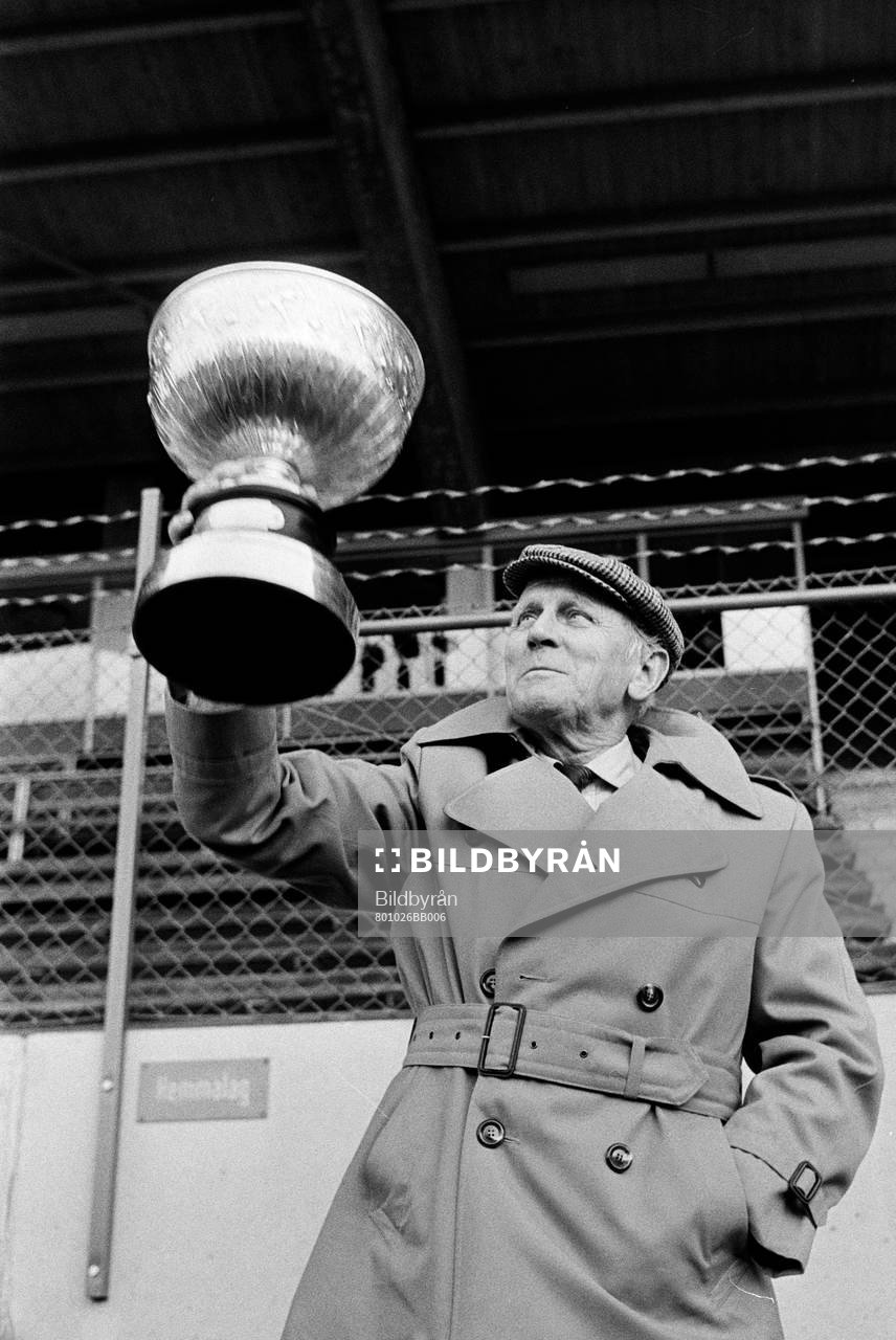 Stig Svensson, höjer pokalen