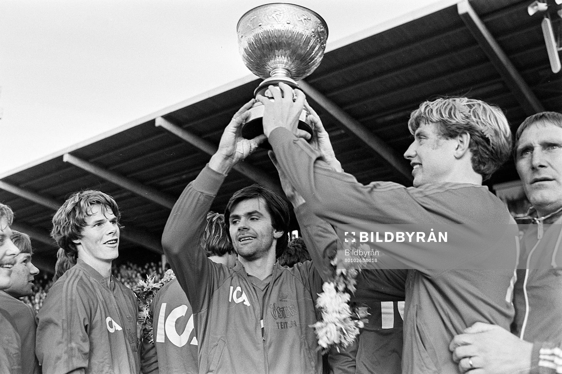 Teitur Thordarsson med pokalen