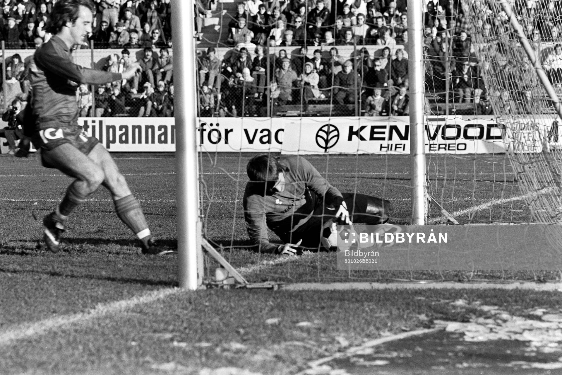 Sundsvalls målvakt Åke Rickardsson med bollen på