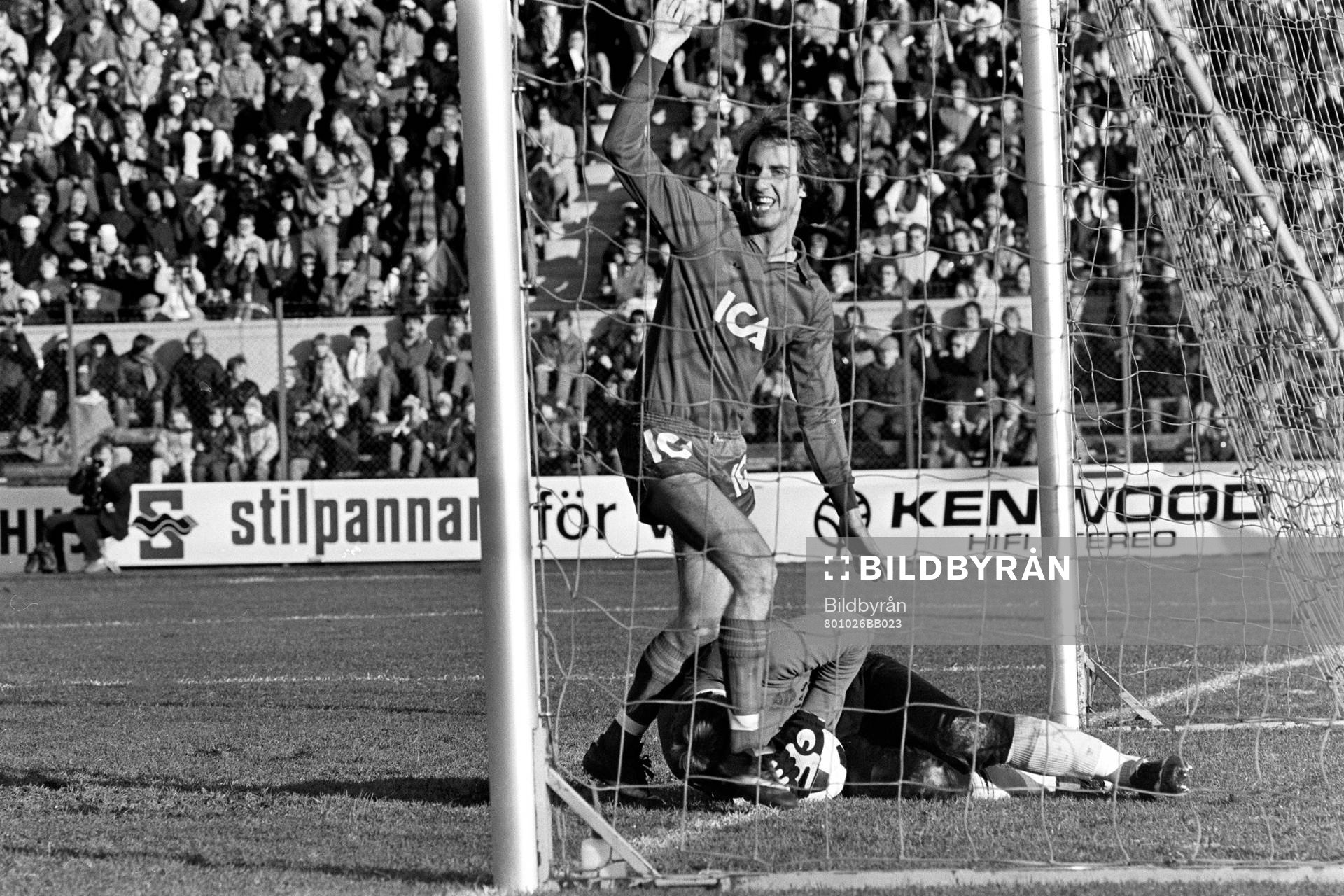 Sundsvalls målvakt Åke Rickardsson med bollen på