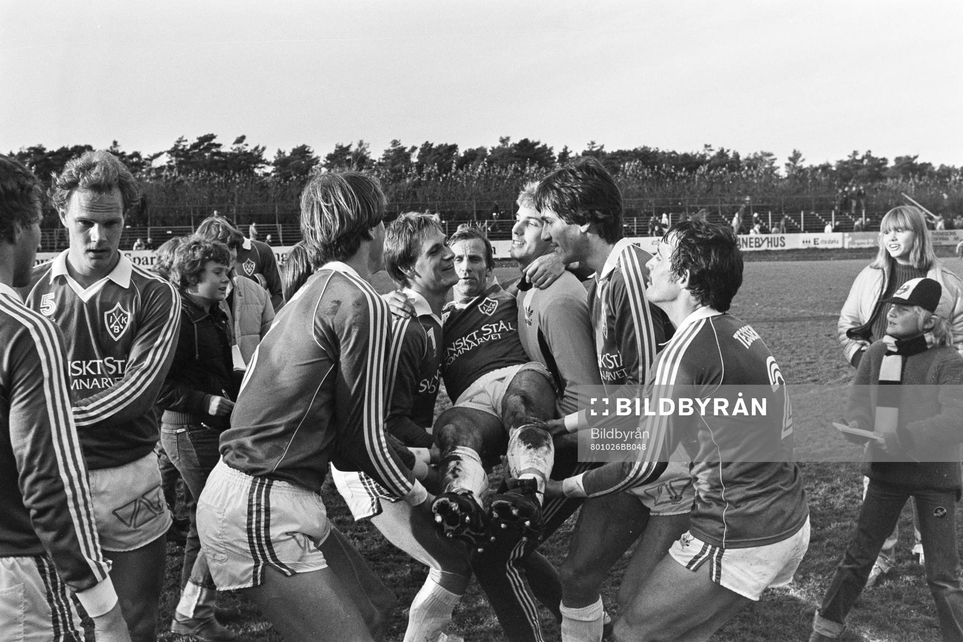  Guldbollenvinnaren Rolf Zetterlund, Brage, blir hissad av sina lagkompisar efter matchen.
