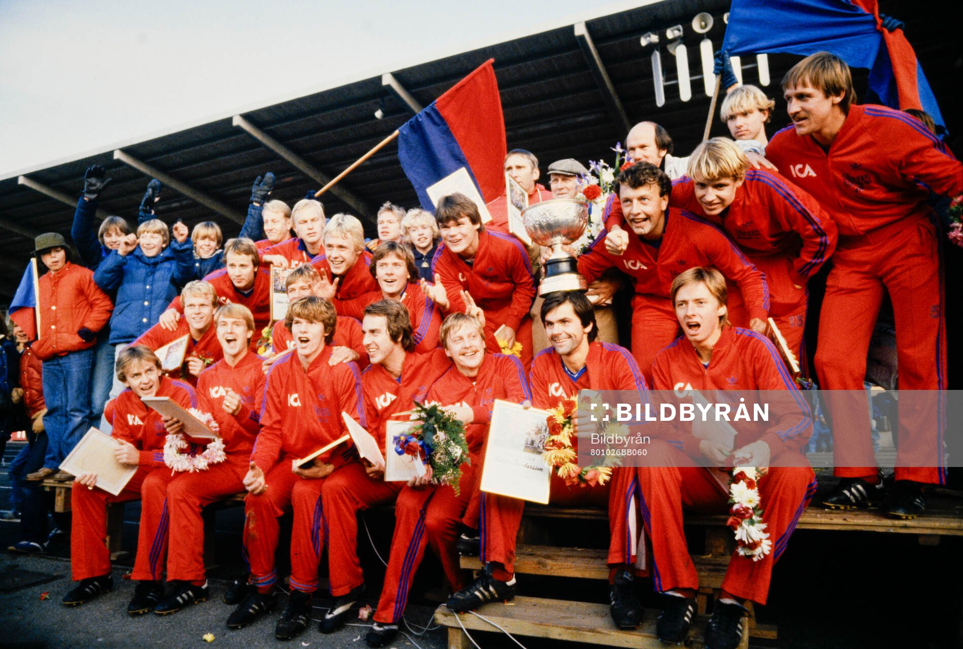 Öster firar SM-guldet 1980. Per-Olof Bild håller