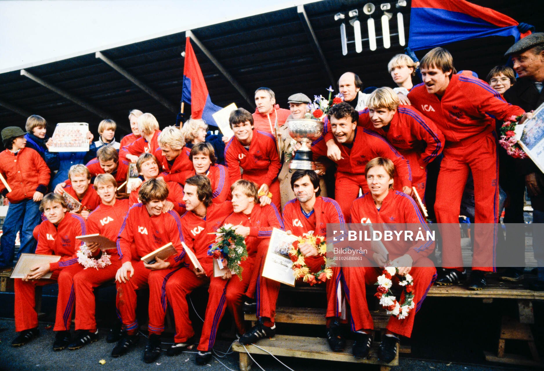 Öster firar SM-guldet 1980. Per-Olof Bild håller