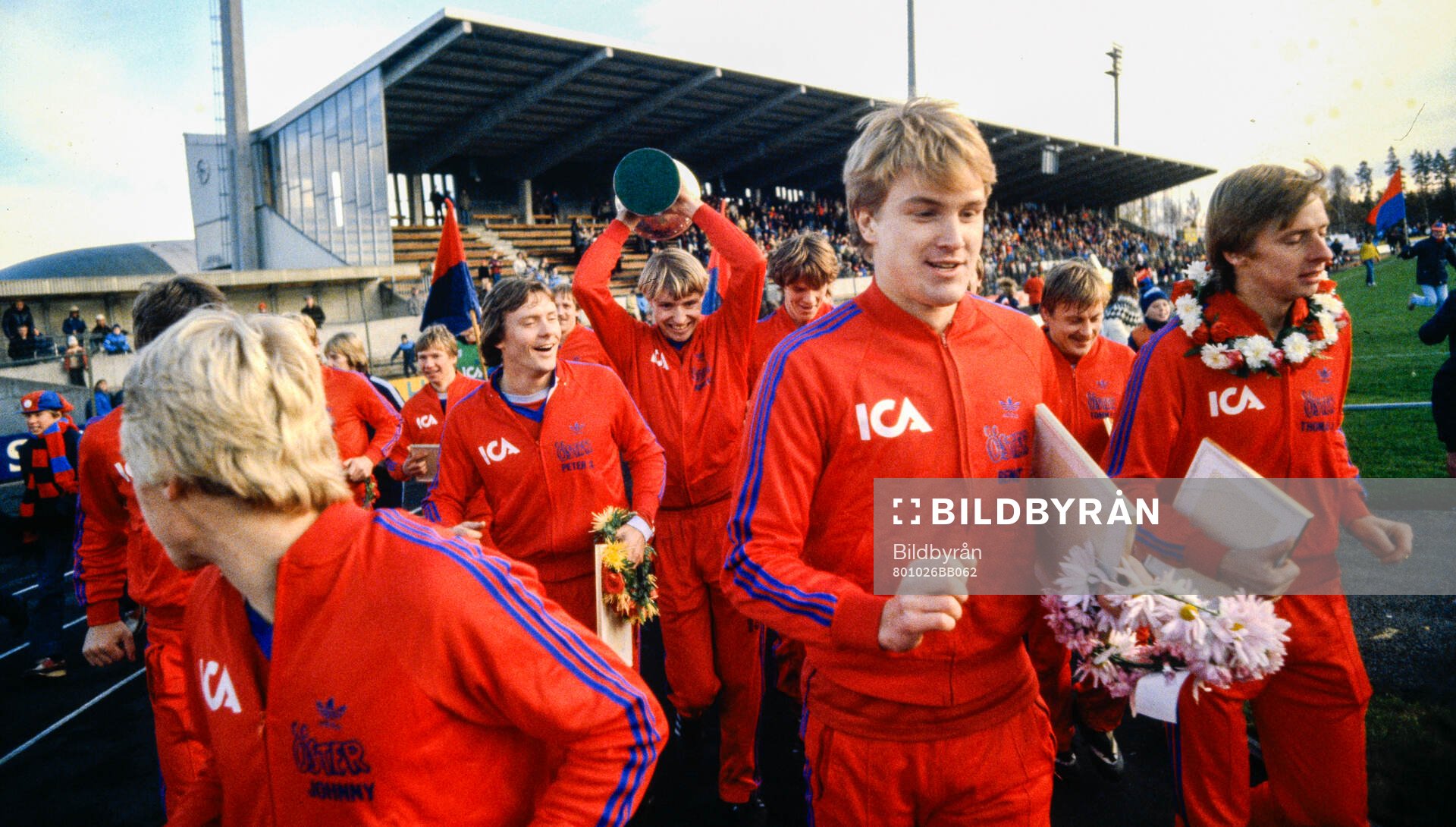 Öster firar SM-guldet 1980. Andreas Ravelli med SM-pokalen