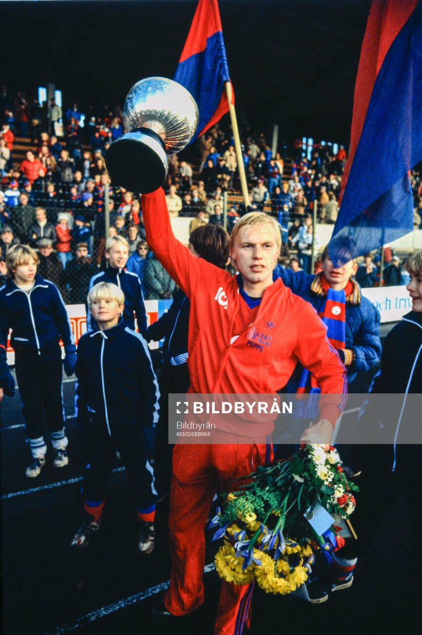 Östers Håkan Arvidsson firar SM-guldet 1980 med Von