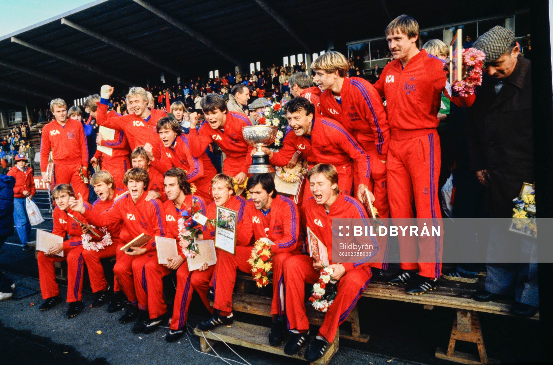 Öster firar SM-guldet 1980. Per-Olof Bild håller