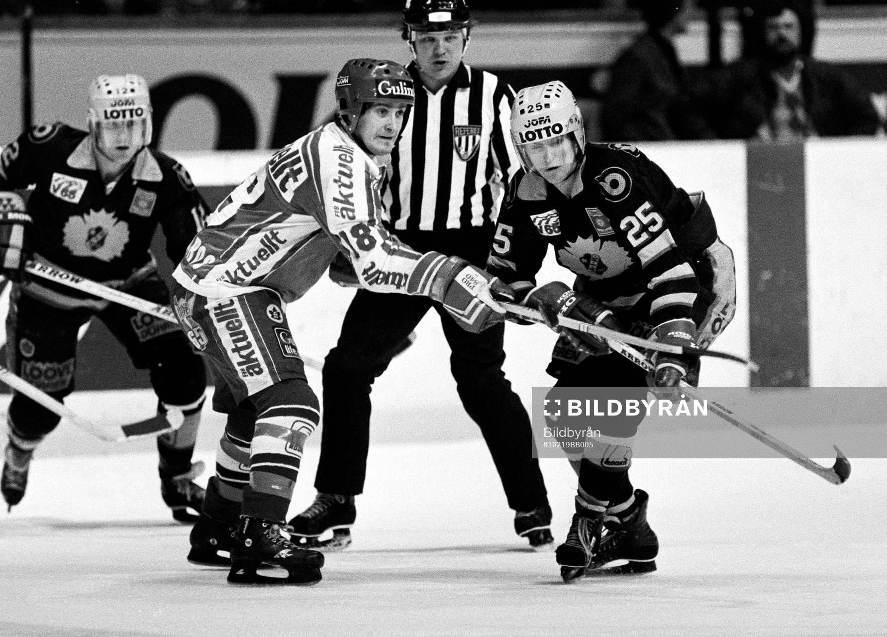 Frölundas Emil Meszaros och skellefteås Ulf Wikgren i